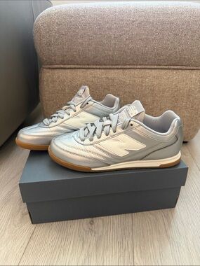 New Balance Womens RC42 in Silver Metallic/White - Like New